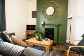 Central Plymouth Georgian Apartment - Sleeps 5 - Private Parking - By Habita Property